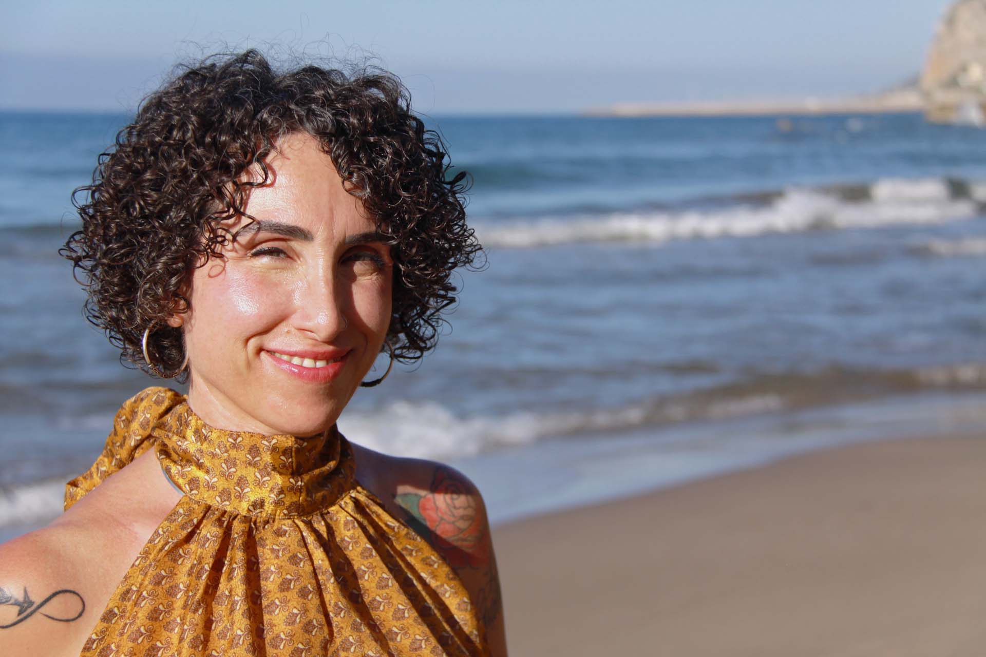 Noelia sonriendo en la playa